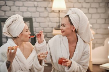 Güzel kadın banyoda kozmetik krem uygulamak