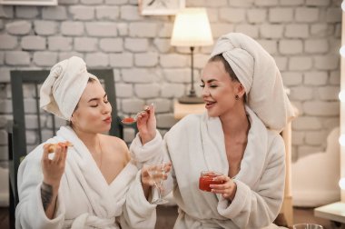 Aynanın yanında havluları olan güzel genç bir kadının portresi..