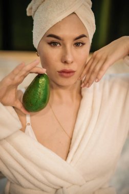 Evinde kapalı yeşil gözlü güzel bir kadının portresi.