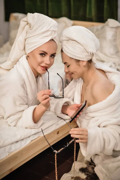 Portrait Young Woman Bathrobe Lying Bed Smiling — ストック写真