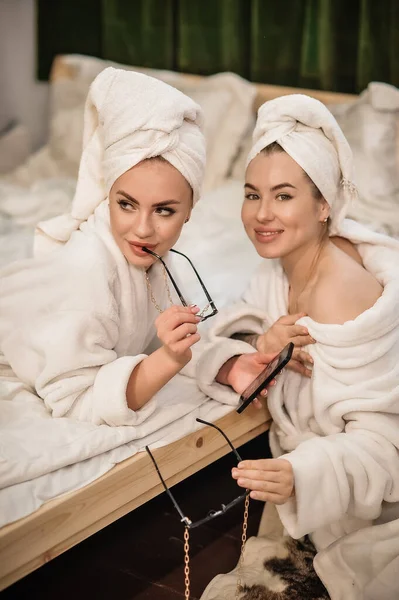 Beautiful Girls Doing Makeup Her Beauty Spa Salon —  Fotos de Stock