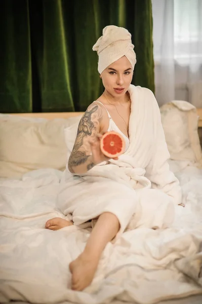 Beautiful Young Woman Towel Bed — Zdjęcie stockowe