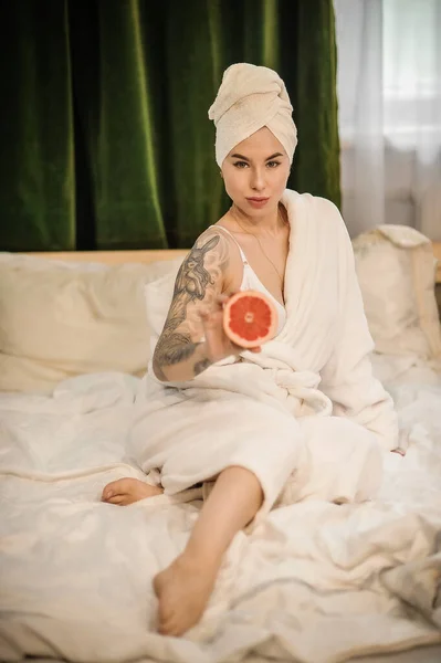 Junge Frau Mit Weißem Handtuch Bett Nahsicht — Stockfoto