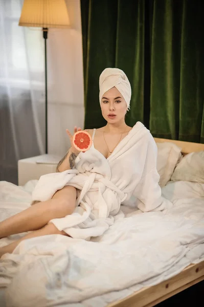 Portrait Young Woman Lying Bed Morning Time Having Good Day — 스톡 사진