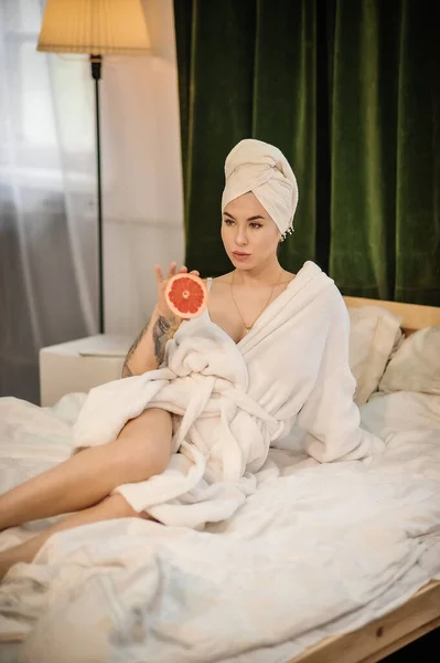 Jonge Vrouw Een Spa Concept Een Mooie Achtergrond — Stockfoto