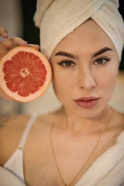 Portrait Beautiful Woman Towel Her Head — Stock Photo, Image