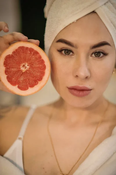 Beautiful Woman Wearing Red Bathrobe Holding Grapefruit — 图库照片