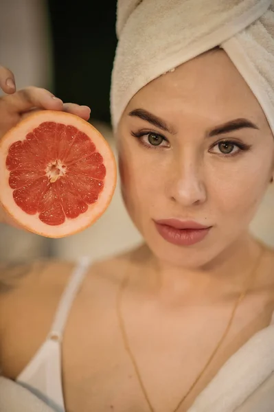 Beautiful Young Woman Healthy Fresh Fruit — Stock Photo, Image