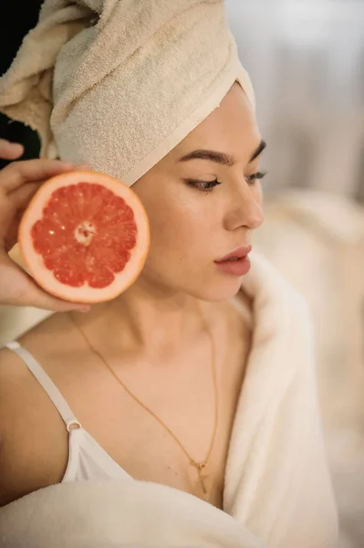 Portrait Smiling Woman Holding Beautiful Skin Grapefruit Lying Bed She — ストック写真