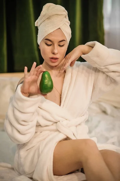 Young Beautiful Asian Woman Green Apple Bed Spa Health Concept — ストック写真