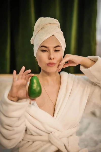 Beautiful Girl Green Cosmetic Mask Her Head Bed Towel Avokdo — 스톡 사진