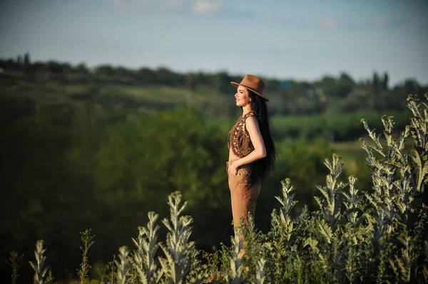 Wanita Muda Yang Cantik Ladang Gandum — Stok Foto