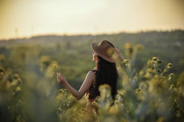 Bir kız lavanta tarlasında yürüyor.