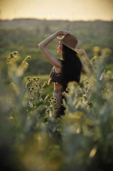 Young Beautiful Woman Hat Straw Dress Walking Field — Stockfoto