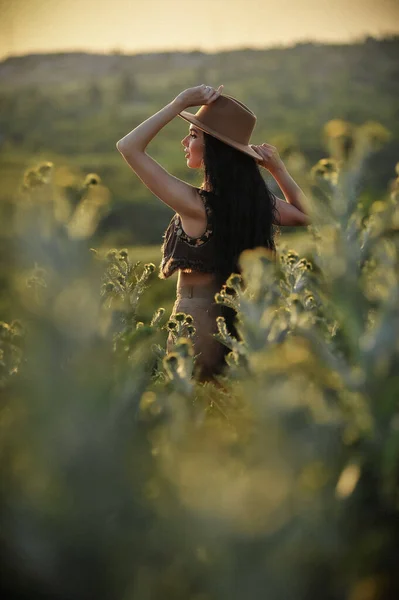 Ung Vacker Kvinna Hatt Och Krans Blommor Fältet — Stockfoto