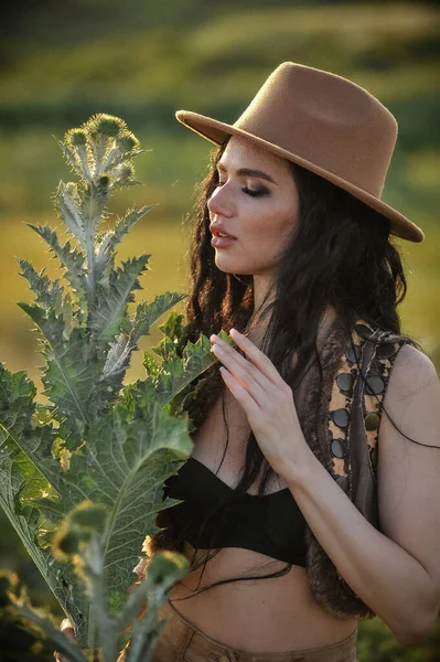 Beautiful Young Woman Hat Straw Field — 图库照片