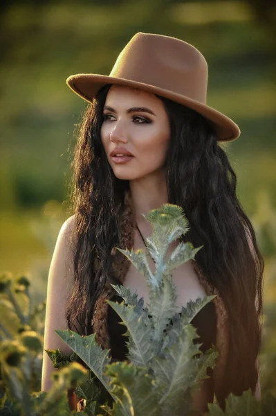 帽子を被った美しい若い女性と藁のドレス — ストック写真