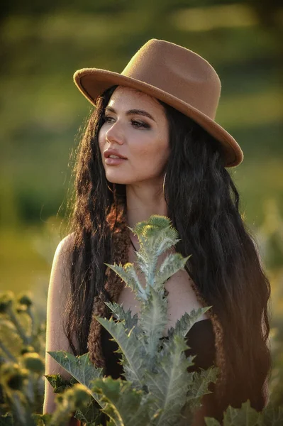 帽子を被った美しい若い女性と藁のドレス — ストック写真