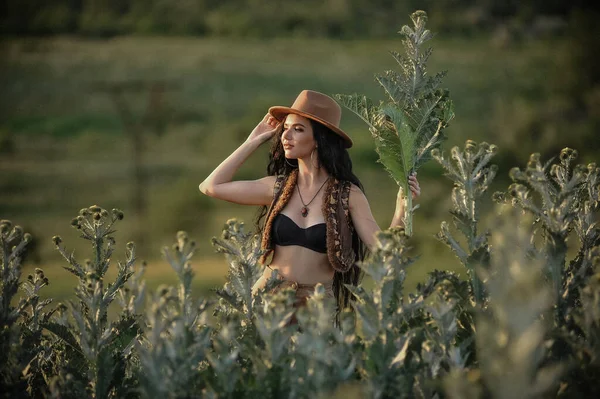 Beautiful Young Woman Hat Straw Dress Posing Field — Stockfoto