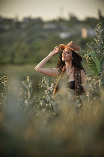 Vacker Ung Kvinna Hatt Och Halm Klänning Poserar Sommarfält — Stockfoto