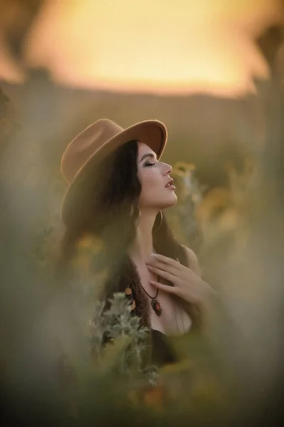 Beautiful Girl Hat Straw Cap Field — Stockfoto