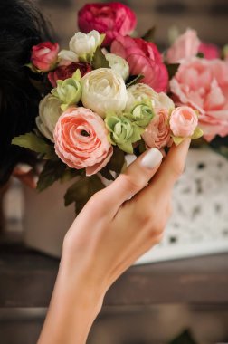 Ellerinde güzel bir buket gül
