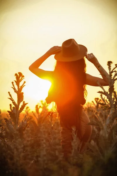 Young Woman Hat Straw Cap Sunset — Zdjęcie stockowe