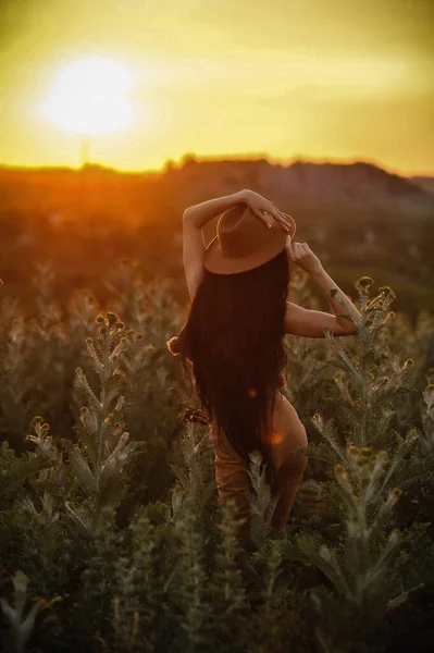 Young Woman Hat Straw Cap Field Sunset — Stockfoto