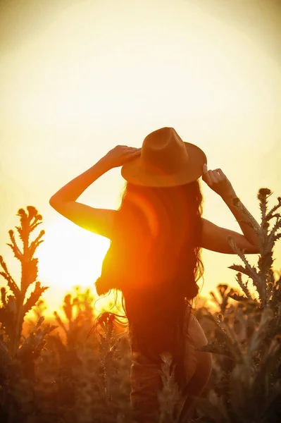 Young Woman Hat Straw Dress Walking Sunset — Zdjęcie stockowe