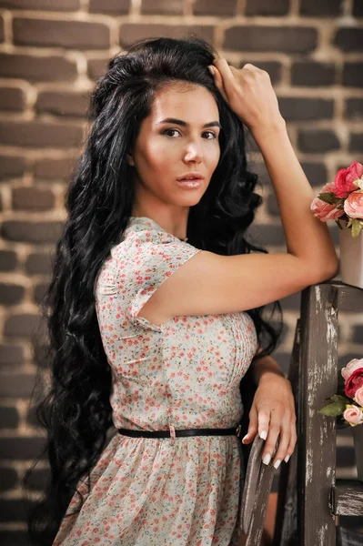 Beautiful Young Woman Long Hair Red Roses — Stockfoto