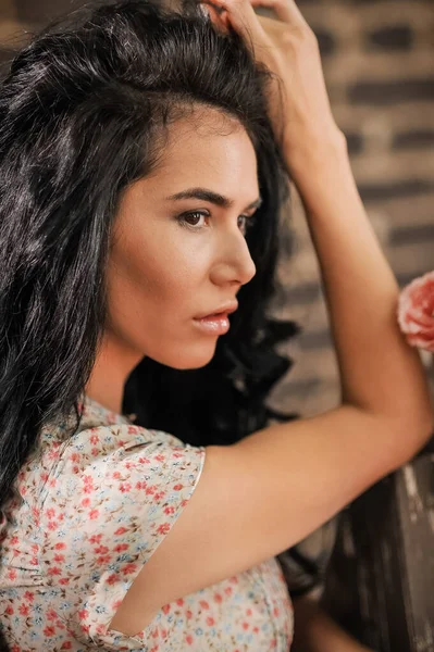 Schöne Junge Frau Mit Langen Haaren Einem Schwarzen Kleid — Stockfoto