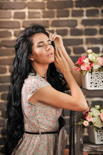 Beautiful Young Woman Long Hair Hairstyle White Dress Bouquet Flowers — Stockfoto