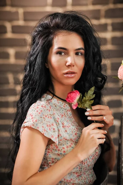 Gyönyörű Fiatal Egy Csokor Rózsával — Stock Fotó