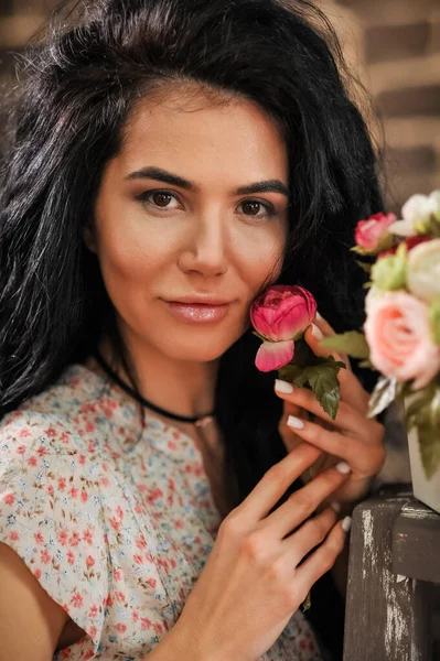 バラの花束を持つ美しい若い女性 — ストック写真