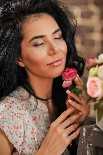 Schöne Junge Frau Mit Einem Strauß Rosen — Stockfoto