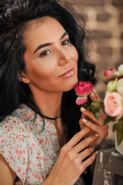 Schöne Junge Frau Mit Einem Blumenstrauß — Stockfoto