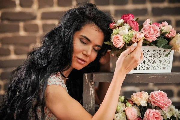 Schöne Junge Frau Mit Blumenstrauß Den Händen — Stockfoto