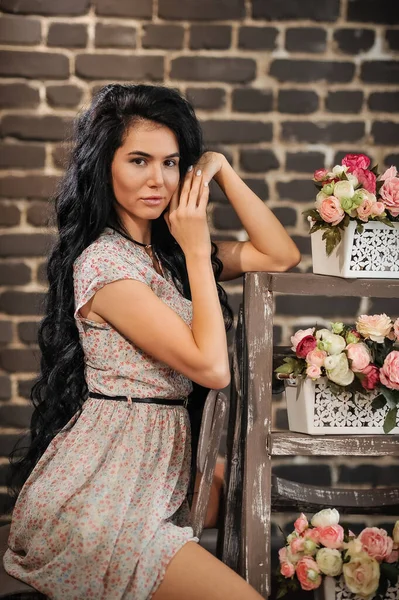 Vacker Ung Kvinna Vit Klänning Med Bukett Blommor — Stockfoto