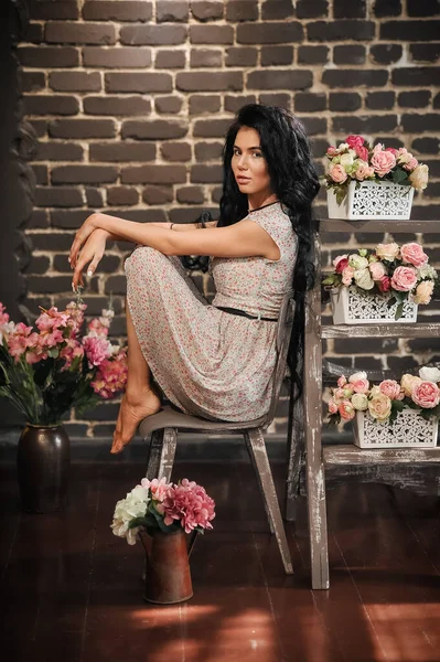 Vacker Ung Kvinna Med Blommor Händerna — Stockfoto