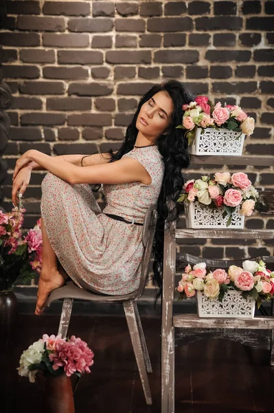 Vacker Ung Kvinna Med Blommor Händerna — Stockfoto