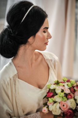 Düğün buketi olan güzel gelin