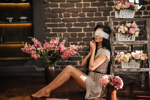 Vacker Ung Kvinna Med Blommor Rummet — Stockfoto