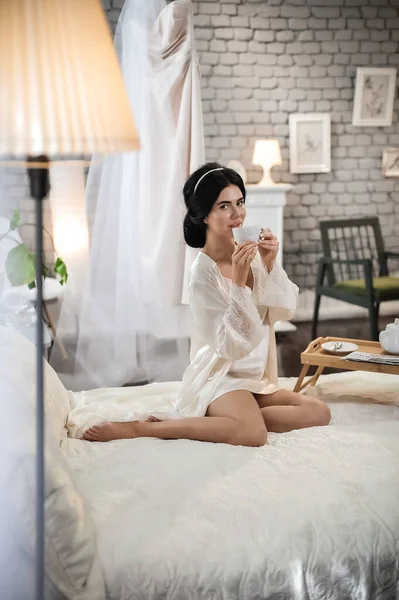 Красивая Невеста Белом Платье Вуаль Позирует Спальне — стоковое фото