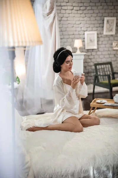 Beautiful Girl Sitting Sofa White Robe Her Veil — Stockfoto