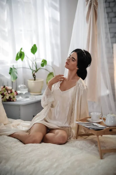 Красива Молода Жінка Білій Сукні Сидить Ліжку Спальні — стокове фото