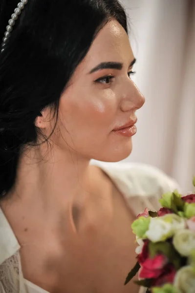 Mooie Jonge Bruid Met Een Boeket Bloemen — Stockfoto