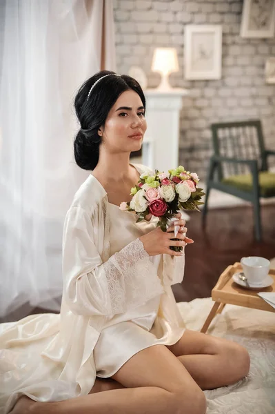 Bela Jovem Mulher Vestido Branco Com Buquê Flores Nas Mãos — Fotografia de Stock