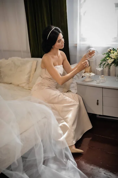 結婚式の花束と白いドレスの美しい花嫁 — ストック写真