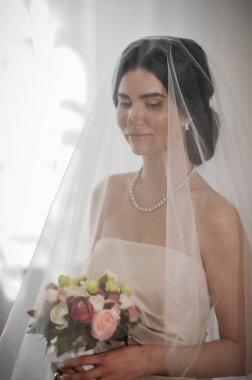 Sabah duvağı olan güzel gelin