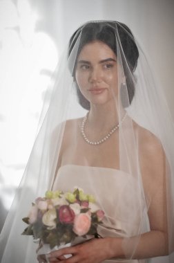 Sabah duvağı olan güzel gelin